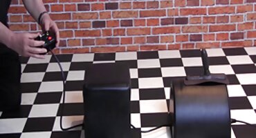 ബാറിൽ, റഷ്യൻ പെൺകുട്ടി സ്നേഹപൂർവ്വം കൈകൾ കൊണ്ട് സ്വയംഭോഗം ചെയ്യുന്നു