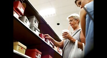 രണ്ട് ബസ്റ്റി സ്ത്രീകൾ ഒരു വലിയ കോഴി അവരെ ദയയോടെ ഒരു മനുഷ്യൻ ഉണ്ടാക്കുക