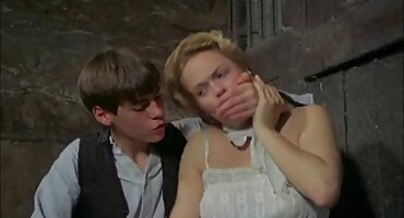 ഗ്ലാസ് ബോക്സിൽ ഒരു പെൺകുട്ടി