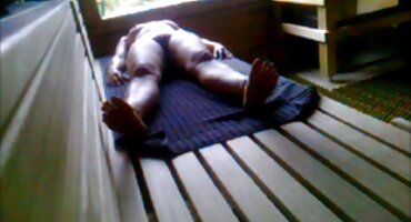 ഹെയറി ഏഷ്യൻ ഭാര്യ ഒരു മെലിഞ്ഞ മനുഷ്യൻ വിരൽ സഹിച്ചു