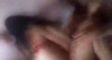 അവൻ ലാറ്റിനയുടെ കാലുകൾ സ്ട്രോക്ക് ചെയ്തു, നനഞ്ഞ പുസ്സിയിൽ അത്യാഗ്രഹത്തോടെ ഫക്ക് ചെയ്യാൻ തുടങ്ങി