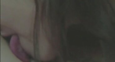 ഇരുണ്ട തൊലിയുള്ള സ്ലുട്ടി യുവതി ഫക്ക് ഒരു വെളുത്ത തൊലിയുള്ള പയ്യൻ അനാച്ഛാദനം