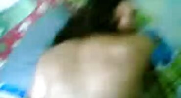 സ്റ്റുഡിയോയിൽ വലിയ മുലകൾ ഉള്ള യുവതി