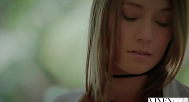 മനോഹരമായ ലാറ്റിന പെൺകുട്ടി ഏജന്റ് കിടക്കയിൽ അശ്ലീല കാസ്റ്റിംഗ് കടന്നുപോകുന്നു