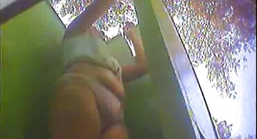 ബീച്ചിലും വേലയിലും ബസ്റ്റി ബ്ലോണ്ടിനൊപ്പം ഗ്രൂപ്പ് സെക്സ്