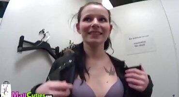 മസാജ് നിന്ന് കുന്നിലിന്ഗസ് തടസ്സമില്ലാതെ മേശപ്പുറത്ത് സൂപ്പർ-ചൂടുള്ള ഫക്ക് - എ-തോൺ