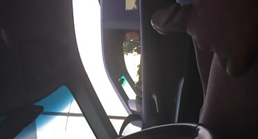 രണ്ട് ബ്രൂണെറ്റുകൾ അവരുടെ നല്ല കഴുതയിൽ കാമുകനൊപ്പം പരുക്കൻ ഫക്ക്