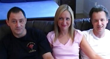 അവൻ ബസ്റ്റി ബ്ലൊംദെഷ് ഒപ്പം സമാന്തരമായി അകത്തു കോഴി ചേർക്കുന്നു