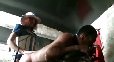 റെഡ്ഹെഡ് സ്ലട്ട് കാമുകന്റെ ലിംഗം റൈഡുചെയ്യുന്നു അവളുടെ കവിളിൽ അത് ചാടുന്നു