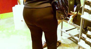 ക്ലീനർ അത്യാഗ്രഹം സോഫയിൽ സെഡക്റ്റീവ് ഹോസ്റ്റസ്