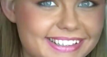 സ്കിൻ ഏഷ്യൻ കറുത്ത ഫാലസ് അവളുടെ കഴുത മുഴുവൻ നിറയ്ക്കുക അനുവദിക്കുന്നു