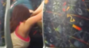 തെരുവിൽ ഒരു ആൺകുട്ടിയുടെ കോഴിയെ നക്കി നക്കുകയും നക്കുകയും ചെയ്യുന്ന ചുരുണ്ട എബണി പെൺകുട്ടി