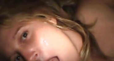 ശുഭ്രവസ്ത്രം ഒരു ലൈംഗിക ഷോ വേണ്ടി സോഫയിൽ ന് മുലയൂട്ടുന്ന