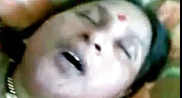 ബസ്റ്റി ലാറ്റിന കോക്വെറ്റ് സറ്റിവ റോസ് മസാജറിന് കീഴടങ്ങുന്നതിൽ സന്തോഷമുണ്ട്