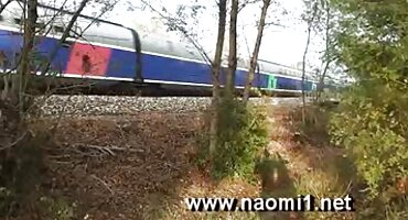 സെല്ലുലൈറ്റ് ബ്ലോണ്ട് ബിബി ബിബി മലനിരകളിൽ ദ്വാരങ്ങൾ തിരയുന്ന രണ്ട് പുരുഷന്മാർ