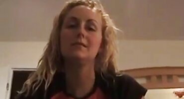 മതിലിലെ ഒരു ദ്വാരത്തിൽ നിന്ന് ബ്ലാക്ക് ഫാലസ് കുടുക്കുകയും ഡോഗി സ്റ്റൈലിൽ വളയുകയും ചെയ്യുന്നു