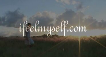 അടുക്കളയിൽ, കുക്ക് ഒരു ചുവന്ന മുടിയുള്ള പെൺകുട്ടിയെ വറുത്തെടുത്തു