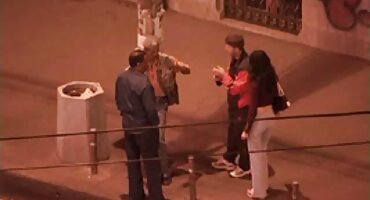 വയസ്സായ ലാറ്റിന കോർസെറ്റിൽ വികാരഭരിതനായി കിടക്കയിൽ കാമുകനോട് കീഴടങ്ങുന്നു