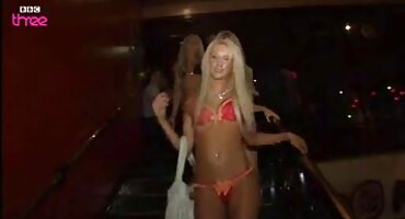 യുവതി എഴുന്നേറ്റു കട്ടിലിൽ മുലയൂട്ടാൻ തുടങ്ങി.