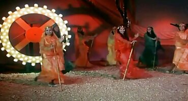 അവൻ ഒരു കൊഴുപ്പ് ബ്രൌൺ നുകരാൻ കോഴി കൊടുത്തു നിലത്തു അവളെ ഹാർഡ്