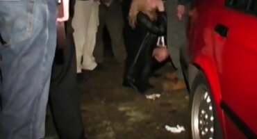 പക്വതയുള്ള ലാറ്റിന ഫിഷ്നെറ്റുകൾ നൽകുന്നു കാമുകൻ വിവിധ പോസുകളിൽ