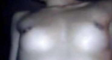 ആരോഗ്യമുള്ള എബോണി അടിവസ്ത്രം ഒരു പക്വതയുള്ള ബ്രൌണിൻറെ കുണ്ടിയിൽ ഒരു വലിയ കോഴി