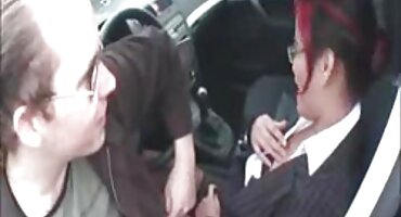 ബ്രൌൺ-ഹെയർഡ് യുവതിയെ ഷേവ് ചെയ്യാത്ത ക്രോച്ച് കീറാൻ അനുവദിച്ചു